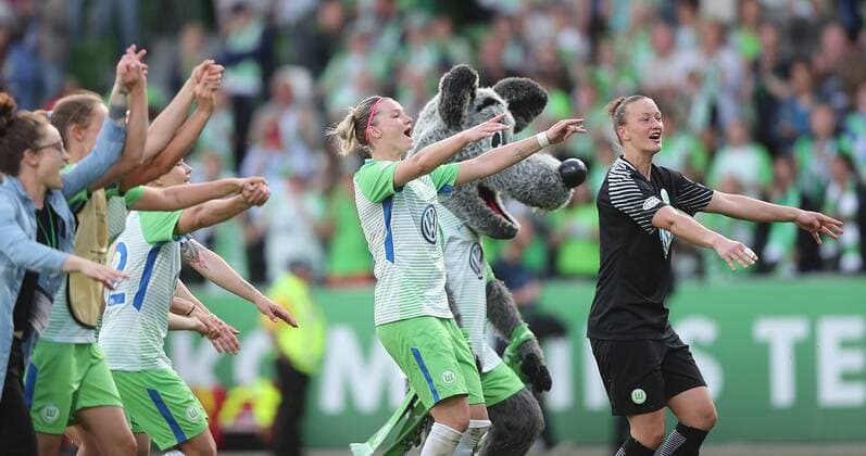 Alexandra Popp VfL Wolfsburg and Almuth Schult VfL Wolfsburg and team celebrate the victory