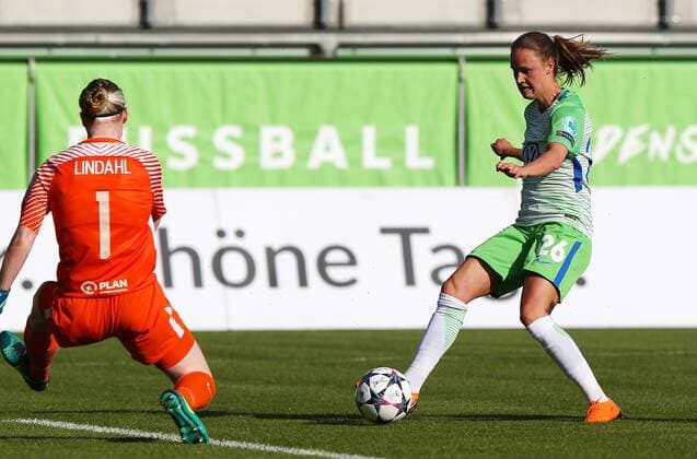 Wolfsburg vs Chelsea CL Women Wolfsburg Germany 29 04 2018 FOOTBALL VfL Wolfsburg vs Chelsea Semi-Finals UEFA Womens Champions League Season 2017 18 Image shows goalkeeper Hedvig Lindahl Chelsea Caroline Graham Hansen VfL Wolfsburg Wolfsburg