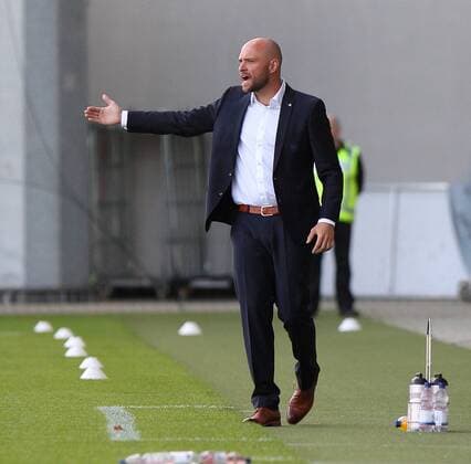 Wolfsburg vs Chelsea CL Women Wolfsburg Germany 29 04 2018 FOOTBALL VfL Wolfsburg vs Chelsea semi-finals UEFA Womens Champions League season 2017 18 Image shows head coach Stephan Lerch VfL Wolfsburg clamoring on the sideline Wolfsburg