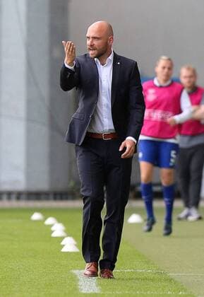 Wolfsburg vs Chelsea CL Women Wolfsburg Germany 29 04 2018 FOOTBALL VfL Wolfsburg vs Chelsea semi-finals UEFA Womens Champions League season 2017 18 Image shows head coach Stephan Lerch VfL Wolfsburg clamoring on the sideline Wolfsburg