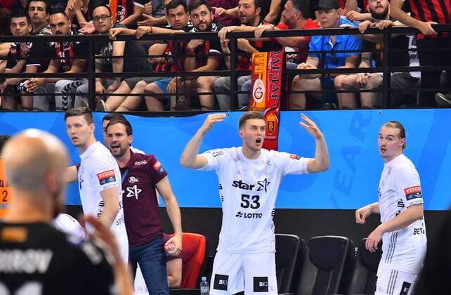 29.04.2018 Skopje(FYR Macedonia) HC Vardar-THW Kiel 2nd 1 4 final match Champions League men s handball Nikola Bilyk(3L),Christian Sprenger(2L) THW Kiel assistant coach react during match under Vardar fans :Str 