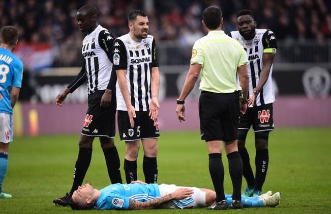 Lucas Ocampos ( Olympique Marseille ) - Thomas Mangani ( Angers ) - Nicolas Rainville ( arbitre ) - Prince Oniangue ( Angers ) FOOTBALL : SCO Angers vs Olympique de Marseille - Ligue 1 - Angers - 29 04 2018 FedericoPestellini Panoramic 