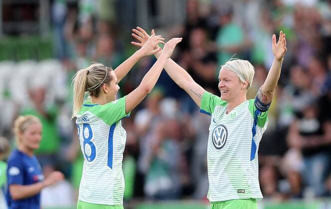 Cheers about the victory Lena Goessling VfL Wolfsburg and Nilla Fischer VfL Wolfsburg