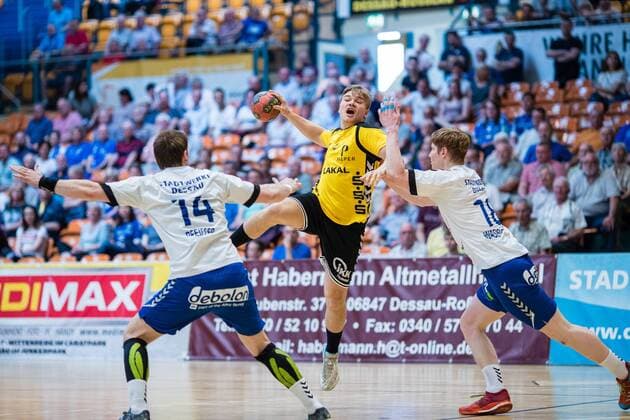 Falk Kolodziej 9 from HG Saarlouis at the throw with Florian Pfeiffer 14 from Dessau Rosslauer HV 06 l and Johannes Wasielewskie 18 from Dessau Rosslauer HV 06 r during the match at the DKB Handball 2 Bundesliga between Dessau Rosslauer HV 06 and HG Saarlouis at the Anhalt Arena am April 29 2018 in Bauhausstadt Dessau Saxony Anhalt Germany HB 2BL Dessau Rosslauer HV 06 HG Saarlouis Bauhausstadt Dessau Copyright: xEIBNER HartmutxBoesenerx EP_HBR