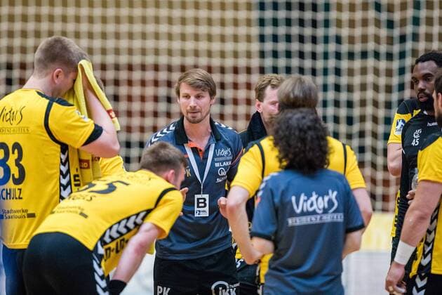 Coach Philipp Kessler of HG Saarlouis in the break during the meeting in the DKB Handball 2 Bundesliga between Dessau Rosslauer HV 06 and HG Saarlouis in the Anhalt Arena on April 29 2018 in Bauhaus Dessau Saxony Anhalt Germany HB 2BL Dessau Rosslauer HV 06 HG Saarlouis Bauhausstadt Dessau Copyright: xEIBNER HartmutxBoesenerx EP_HBR