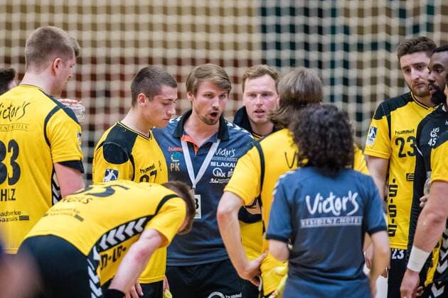 Coach Philipp Kessler of HG Saarlouis in the break during the meeting in the DKB Handball 2 Bundesliga between Dessau Rosslauer HV 06 and HG Saarlouis in the Anhalt Arena on April 29 2018 in Bauhaus Dessau Saxony Anhalt Germany HB 2BL Dessau Rosslauer HV 06 HG Saarlouis Bauhausstadt Dessau Copyright: xEIBNER HartmutxBoesenerx EP_HBR