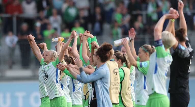 Pernille Harder VfL Wolfsburg and the team celebrate victory with the fans