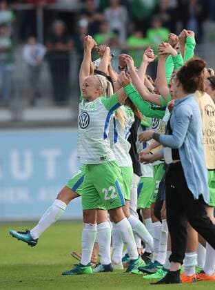Pernille Harder VfL Wolfsburg and the team celebrate victory with the fans