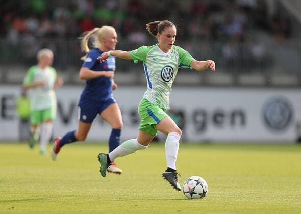 Ewa Pajor VfL Wolfsburg on the ball
