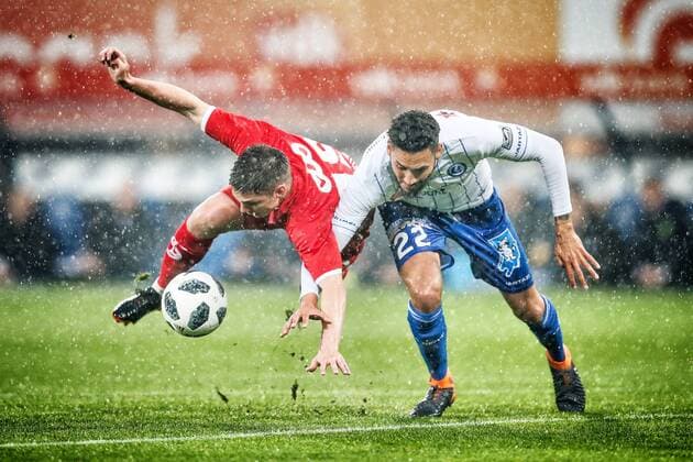 Bilder des Tages - SPORT Standard s Razvan Marin and Gent s Dylan Bronn fight for the ball during the Jupiler Pro League match between KAA Gent and Standard de Liege, in Gent, Sunday 29 April 2018, on day six of the Play-Off 1 of the Belgian soccer championship. BRUNOxFAHY  x05338669x