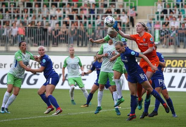 Wolfsburg vs Chelsea CL Women Wolfsburg Germany 29 04 2018 FOOTBALL VfL Wolfsburg vs Chelsea FC Semifinals UEFA Womens Champions League Season 2017 18 Image shows goalkeeper Hedvig Lindahl Chelsea Nilla Fischer VfL Wolfsburg Wolfsburg