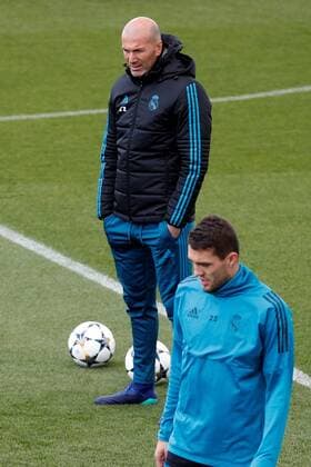Real Madrid s French head coach, Zinedine Zidane (top) observes his player, Croatian Mateo Kovacic, during a team s training session at Valdebebas sports city in Madrid, Spain, 30 April 2018. Real Madrid will face Bayern Munich in a Champions League semifinals second leg match the upcoming 01 may at Santiago Bernabeu stadium in the Spanish capital. Training session !ACHTUNG: NUR REDAKTIONELLE NUTZUNG!  Copyright: xChemaxMoyax GRAF5853 20180430-636606878645742082