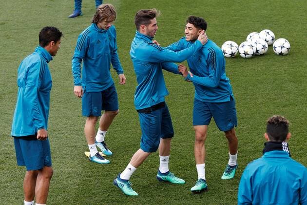 Real Madrid s French Raphael Varane (L), Croatian Luka Modric (2L), and Moroccan Achraf Hakimi (R), during a team s training session at Valdebebas sports city in Madrid, Spain, 30 April 2018. Real Madrid will face Bayern Munich in a Champions League semifinals second leg match the upcoming 01 may at Santiago Bernabeu stadium in the Spanish capital. Training session !ACHTUNG: NUR REDAKTIONELLE NUTZUNG!  Copyright: xChemaxMoyax GRAF5851 20180430-636606881182324840