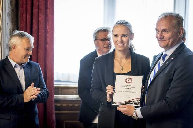 Piotr Wozniacki, Caroline Wozniacki og Henrik Thorsoee Pedersen, formand for Dansk Tennis Forbund overraekker prisen som aarets tennisspiller 2017 til Caroline under hendes hyldest, som sker efter at hun har vundet Australian Open og er blevet AArets Tennisspiller 2017, det sker paa Koebenhavns Raadhus, mandag den 30. april 2018. Koebenhavns overborgmester Frank Jensen byder paa lykoenskninger og raadhuspandekager.. , Copenhagen Denmark  Copyright: RitzauxScanpix MadsxClausxRasmussenx cop106 spdk20180430-135813-L