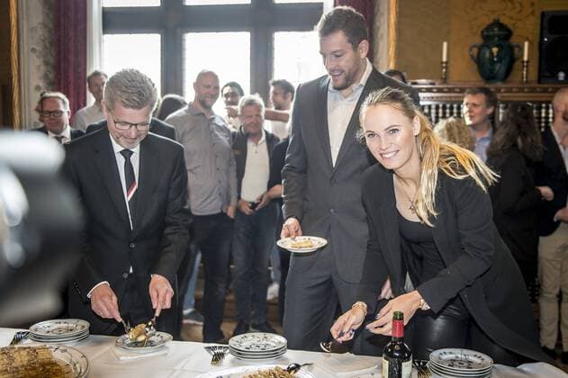 Overborgmester Frank Jensen, David Lee og Caroline Wozniacki spiser raadhuspandekager under hendes hyldest, som sker efter at hun har vundet Australian Open og er blevet AArets Tennisspiller 2017, det sker paa Koebenhavns Raadhus, mandag den 30. april 2018. Koebenhavns overborgmester Frank Jensen byder paa lykoenskninger og raadhuspandekager.. , Copenhagen Denmark  Copyright: RitzauxScanpix MadsxClausxRasmussenx cop106 spdk20180430-140052-L