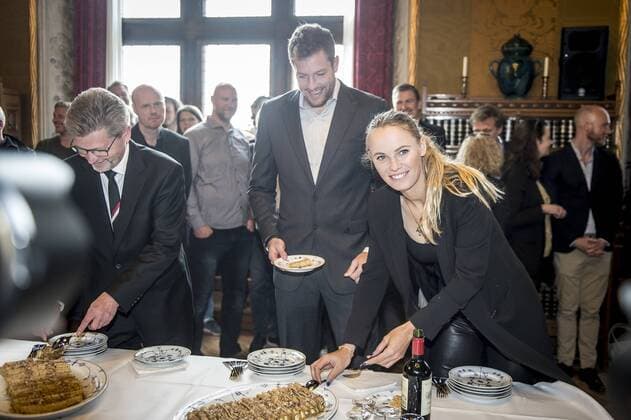 Overborgmester Frank Jensen, David Lee og Caroline Wozniacki spiser raadhuspandekager under hendes hyldest, som sker efter at hun har vundet Australian Open og er blevet AArets Tennisspiller 2017, det sker paa Koebenhavns Raadhus, mandag den 30. april 2018. Koebenhavns overborgmester Frank Jensen byder paa lykoenskninger og raadhuspandekager.. , Copenhagen Denmark  Copyright: RitzauxScanpix MadsxClausxRasmussenx cop106 spdk20180430-140055-L