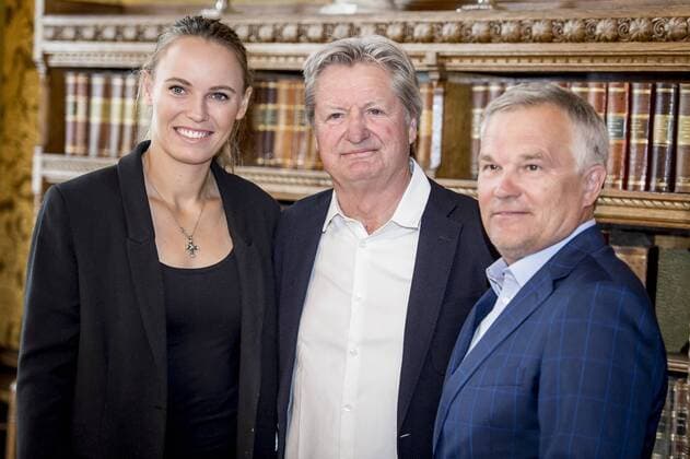 Caroline Wozniacki sammen med Piotr Wozniacki som modtager high performance prisen 2018 af Allan Levann under Caroline Wozniackis hyldest, som sker efter at hun har vundet Australian Open og er blevet AArets Tennisspiller 2017, det sker paa Koebenhavns Raadhus, mandag den 30. april 2018. Koebenhavns overborgmester Frank Jensen byder paa lykoenskninger og raadhuspandekager.. , Copenhagen Denmark  Copyright: RitzauxScanpix MadsxClausxRasmussenx cop106 spdk20180430-140124-L