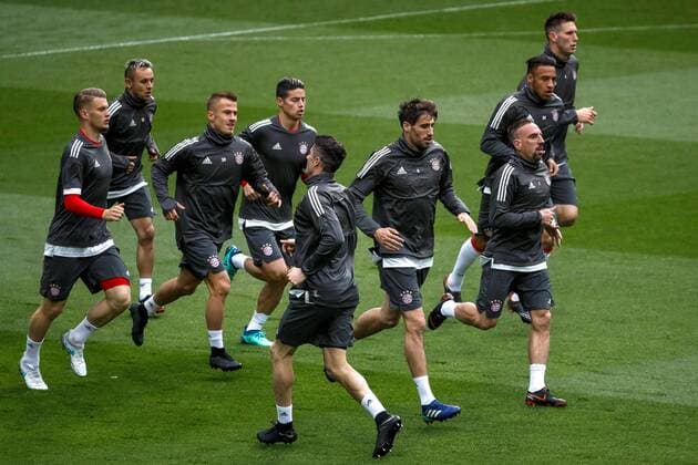 Fußball, CL, Bayern München Training Bayern Munich s midfielder James Rodriguez (4L), midfielder Javi Martinez (4R) and French winger Franck Ribery (R) attend a training session at Santiago Bernabeu stadium on the eve of the UEFA Champions League semi final second leg soccer match between Real Madrid and Bayern Munich, in Madrid, Spain, 30 April 2018. Bayern Munich training session !ACHTUNG: NUR REDAKTIONELLE NUTZUNG!  Copyright: xEmilioxNaranjox GRAF6120 20180430-636607124508074417