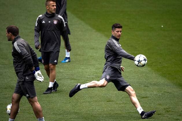 Fußball, CL, Bayern München Training Bayern Munich s forward Robert Lewandowski attends a training session at Santiago Bernabeu stadium on the eve of the UEFA Champions League semi final second leg soccer match between Real Madrid and Bayern Munich, in Madrid, Spain, 30 April 2018. Bayern Munich training session !ACHTUNG: NUR REDAKTIONELLE NUTZUNG!  Copyright: xEmilioxNaranjox GRAF6089 20180430-636607125776699933