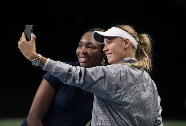 Bilder des Tages - SPORT Tennis, Caroline Wozniacki - Venus Williams in Kopenhagen Selfie efter kampen. Verdensstjernerne Caroline Wozniacki og Venus Williams moeder hinanden i Champions Battle 2018 i Telia Parken Mandag den 30. april 2018. , Copenhagen Denmark  Copyright: Scanpix LiselottexSabroex COP101 spdk20180430-224138-L