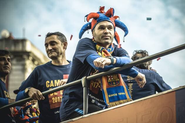 Themen der Woche - SPORT Bilder des Tages - SPORT Fußball, FC Barcelona feiert Meisterschaft in der Innenstadt April 30, 2018 - Barcelona, Catalonia, Spain - FC Barcelona Barca head coach ERNESTO VALVERDE and the departing FC Barcelona midfielder A. INIESTA during the FC Barcelona s open top bus victory parade after winning the LaLiga with their eighth double in the club history Tens Of Thousands Attend Parade To Celebrate FC Barcelona s 8th Double - ZUMAo105 20180430_zap_o105_018 Copyright: xMatthiasxOesterlex