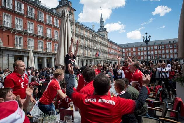 Bayern Munich fans enjoy the sunny weather at Plaza Mayor in Madrid, Spain, 01 May 2018. Real Madrid and Bayern Munich will face in a second leg Champions League semi final match later in the day at Santiago Bernabeu stadium. Bayern Munich fans in Madrid !ACHTUNG: NUR REDAKTIONELLE NUTZUNG!  Copyright: xLucaxPiergiovannix GRAF6367 20180501-636607825518391311