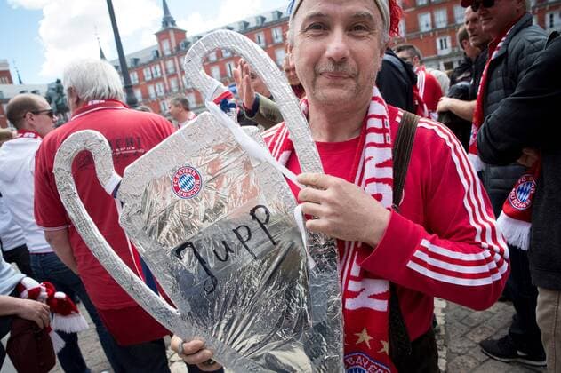 Bayern Munich fans enjoy the sunny weather at Plaza Mayor in Madrid, Spain, 01 May 2018. Real Madrid and Bayern Munich will face in a second leg Champions League semi final match later in the day at Santiago Bernabeu stadium. Bayern Munich fans in Madrid !ACHTUNG: NUR REDAKTIONELLE NUTZUNG!  Copyright: xLucaxPiergiovannix GRAF6369 20180501-636607825530735080