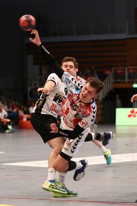Handball 3 Bundesliga 2017 2018 Hamburg Handball vs MTV Brunswick Dominik Axmann Hamburg in a duel against Tim Alex Braunschweig Sports Hall Alsterdorf Hamburg