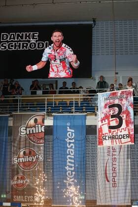 Handball 3 Bundesliga 2017 2018 Hamburg Handball vs MTV Braunschweig His jersey is now under the blanket Stefan Schröder Schroeder Hamburg Sports Hall Alsterdorf Hamburg