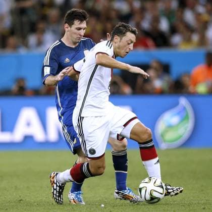 OEZIL Mesut Team Deutschland mit Kapitaen MESSI World Cup 2014 Brasil FIFA Fussball Weltmeisterschaften 2014 in Brasilien Finale Spiel Deutschland gegen Argentinien 1 : 0 am 13.Juli 2014 in Rio de Janeiro *** OEZIL Mesut Team Germany with capitals MESSI World Cup 2014 Brasil FIFA World Cup Brazil 2014 Final game Germany v Argentina 1 0 on 13 July 2014 in Rio de Janeiro 