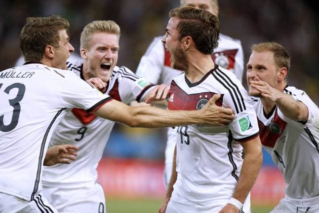 GOETZE Mario Team Deutschland jubelt nach seinem Tor zum 1 : 0 Endstand mit MUELLER Thomas und SCHUERRLE Andre World Cup 2014 Brasil FIFA Fussball Weltmeisterschaften 2014 in Brasilien Finale Spiel Deutschland gegen Argentinien 1 : 0 am 13.Juli 2014 in Rio de Janeiro *** GOETZE Mario Team Germany celebrates after scoring 1 0 Final score with MUELLER Thomas and SCHUERRLE Andre World Cup 2014 Brasil FIFA World Cup Brazil 2014 Final game Germany v Argentina 1 0 on 13 July 2014 in Rio de Janeiro 