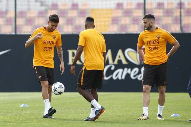 Luca Pellegrini, Juan Jesus, Kostas Manolas wear a shirt dedicated to Liverpool s supporter Sean Cox injured by As Roma supporters before first leg match in Liverpool Roma 01-05-2018 Trigoria Football Calcio Champions League AS Roma training before semifinal 2nd leg Foto Gino Mancini Insidefoto ginoxmancini