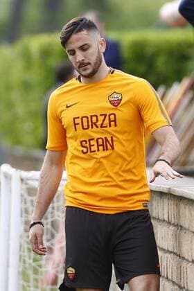 Kostas Manolas wears a shirt dedicated to Liverpool s supporter Sean Cox injured by As Roma supporters before first leg match in Liverpool Roma 01-05-2018 Trigoria Football Calcio Champions League AS Roma training before semifinal 2nd leg Foto Gino Mancini Insidefoto ginoxmancini