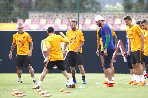 Radja Nainggolan, Daniele De Rossi, Patrik Schick wear a shirt dedicated to Liverpool s supporter Sean Cox injured by As Roma supporters before first leg match in Liverpool Roma 01-05-2018 Trigoria Football Calcio Champions League AS Roma training before semifinal 2nd leg Foto Gino Mancini Insidefoto ginoxmancini