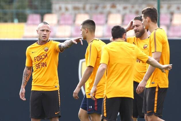 Radja Nainggolan wears a shirt dedicated to Liverpool s supporter Sean Cox injured by As Roma supporters before first leg match in Liverpool Roma 01-05-2018 Trigoria Football Calcio Champions League AS Roma training before semifinal 2nd leg Foto Gino Mancini Insidefoto ginoxmancini