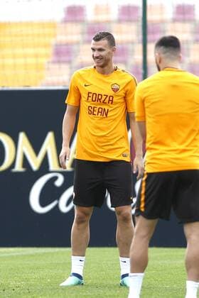 Bilder des Tages - SPORT Edin Dzeko wears a shirt dedicated to Liverpool s supporter Sean Cox injured by As Roma supporters before first leg match in Liverpool Roma 01-05-2018 Trigoria Football Calcio Champions League AS Roma training before semifinal 2nd leg Foto Gino Mancini Insidefoto ginoxmancini