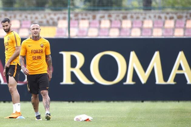 Maxime Gonalons, Radja Nainggolan wear a shirt dedicated to Liverpool s supporter Sean Cox injured by As Roma supporters before first leg match in Liverpool Roma 01-05-2018 Trigoria Football Calcio Champions League AS Roma training before semifinal 2nd leg Foto Gino Mancini Insidefoto ginoxmancini