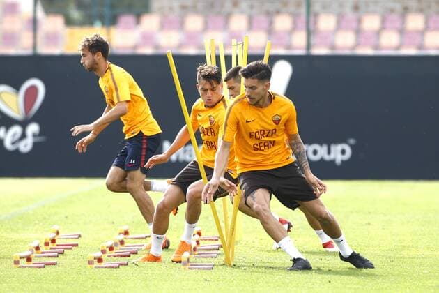 Cengiz Under, Luca Pellegrini wear a shirt dedicated to Liverpool s supporter Sean Cox injured by As Roma supporters before first leg match in Liverpool Roma 01-05-2018 Trigoria Football Calcio Champions League AS Roma training before semifinal 2nd leg Foto Gino Mancini Insidefoto ginoxmancini