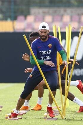 Alisson Becker wears a shirt dedicated to Liverpool s supporter Sean Cox injured by As Roma supporters before first leg match in Liverpool Roma 01-05-2018 Trigoria Football Calcio Champions League AS Roma training before semifinal 2nd leg Foto Gino Mancini Insidefoto ginoxmancini