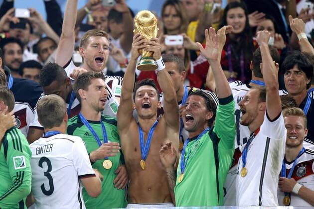 OEZIL Mesut Team Deutschland bei der Siegerehrung mit Welt Pokal World Cup 2014 Brasil FIFA Fussball Weltmeisterschaften 2014 in Brasilien Finale Spiel Deutschland gegen Argentinien 1 : 0 am 13.Juli 2014 in Rio de Janeiro *** OEZIL Mesut Team Germany at the award ceremony with World Cup World Cup 2014 Brasil FIFA World Cup Brazil 2014 Final game Germany v Argentina 1 0 on 13 July 2014 in Rio de Janeiro 