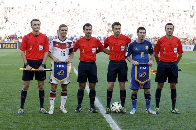 LAHM Philipp Kapitaen Team Deutschland mit Kapitaen MESSI Lionel und Schiedsrichter RIZZOLI ITA World Cup 2014 Brasil FIFA Fussball Weltmeisterschaften 2014 in Brasilien Finale Spiel Deutschland gegen Argentinien 1 : 0 am 13.Juli 2014 in Rio de Janeiro *** LAHM Philipp Kapitaen Team Germany with captains MESSI Lionel and referee RIZZOLI ITA World Cup 2014 Brasil FIFA World Cup Brazil 2014 Final game Germany v Argentina 1 0 on 13 July 2014 in Rio de Janeiro 