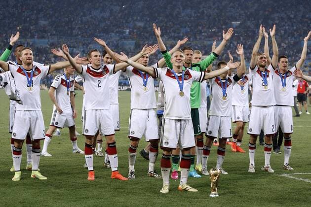 SCHWEINSTEIGER Bastian Team Deutschland bei der Siegerehrung mit Welt Pokal World Cup 2014 Brasil FIFA Fussball Weltmeisterschaften 2014 in Brasilien Finale Spiel Deutschland gegen Argentinien 1 : 0 am 13.Juli 2014 in Rio de Janeiro *** SCHWEINSTEIGER Bastian Team Germany at the award ceremony with World Cup 2014 World Cup Brazil FIFA World Cup 2014 in Brazil Final game Germany against Argentina 1 0 on 13 July 2014 in Rio de Janeiro 