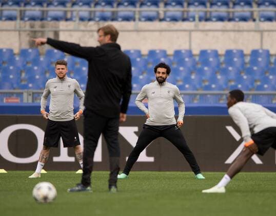 Bilder des Tages - SPORT Liverpool Training Mo Salah of Liverpool listens to Liverpool manager Jurgen Klopp s instructions during the Liverpool training session at the Stadio Olimpico, Rome Content Not Available For UK Newspapers Copyright: xRussellxHartx FIL-11728-0014