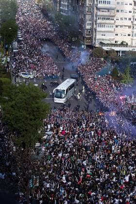 Real Madrid supporters cheer next to the bus carrying Real Madrid s players upon arrival at Santiago Bernabeu stadium in Madrid, Spain, 01 May 2018, prior to a UEFA Champions League semi finals second leg match between Real Madrid and Bayern Munich. Real Madrid vs Bayern Munich !ACHTUNG: NUR REDAKTIONELLE NUTZUNG!  Copyright: xRodrigoxJimenezx GRAF6517 20180501-636608010053414092