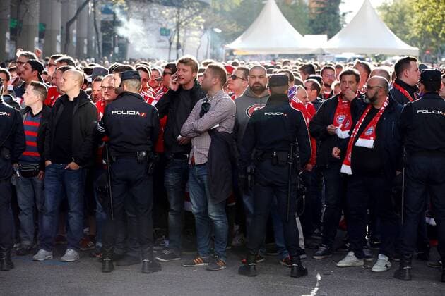 Bayern Munich s fans are escorted by policemen as they arrive at the Santiago Bernabeu stadium where the UEFA Champions League semifinal second leg match between Real Madrid and Bayern Munich will be played later today in Madrid, Spain, 01 May 2018. Real Madrid vs. Bayern Munich !ACHTUNG: NUR REDAKTIONELLE NUTZUNG!  Copyright: xJavierxLopezx MAD03 20180501-636608021375410459