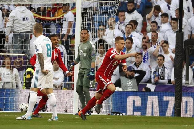 Bayern Munich s defender Joshua Kimmich (R) celebrates after scoring a goal against Real Madrid during the UEFA Champions League semi finals second leg match between Real Madrid and Bayern Munich at Santiago Bernabeu Stadium, in Madrid, Spain, 01 May 2018. Real Madrid vs Bayern Munich !ACHTUNG: NUR REDAKTIONELLE NUTZUNG!  Copyright: xJavierxLizonx GRAF6538 20180501-636608050709699369