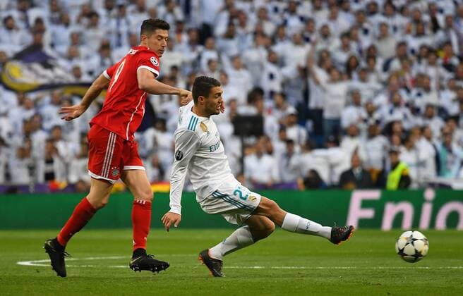 01 05 2018 xfux Football Champions League semi-finals Real Madrid Bayern Muenchen emspor v l Robert Lewandowski Bayern Munich Mateo Kovacic Real Madrid Madrid
