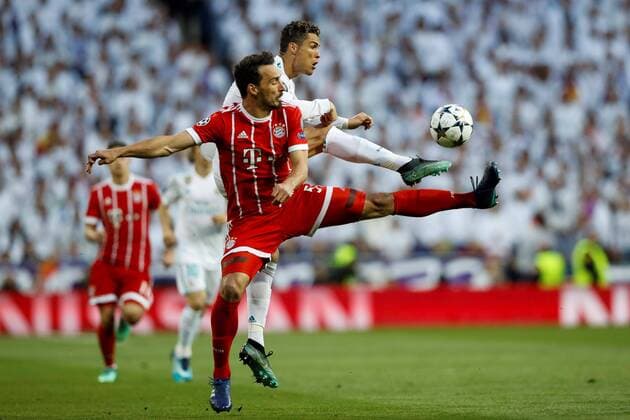 Real Madrid s Cristiano Ronaldo vies for the ball with Bayern Munich s Hummels during the UEFA Champions League semifinal second leg match between Real Madrid and Bayern Munich, at the Santiago Bernabeu stadium, in Madrid, Spain, 01 May 2018. Real Madrid vs. Bayern Munich !ACHTUNG: NUR REDAKTIONELLE NUTZUNG!  Copyright: xEmilioxNaranjox MAD08 20180501-636608063373142230