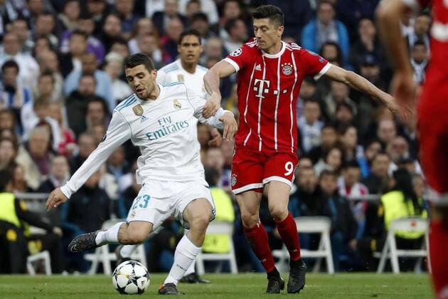 Real Madrid s Mateo Kovacic (L) vies for the ball with Bayern Munich s Robert Lewandowski during the UEFA Champions League semifinal second leg match between Real Madrid and Bayern Munich, at the Santiago Bernabeu stadium, in Madrid, Spain, 01 May 2018. Real Madrid vs. Bayern Munich !ACHTUNG: NUR REDAKTIONELLE NUTZUNG!  Copyright: xJavierxLizonx MAD10 20180501-636608064768503441