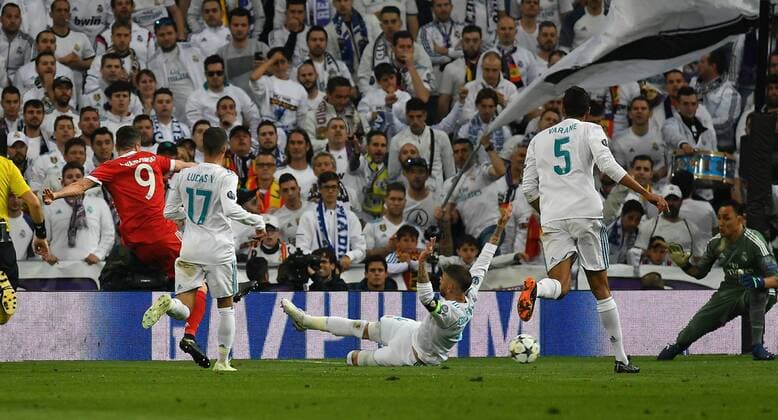 01 05 2018 xfux Football Champions League semi-finals Real Madrid Bayern Muenchen emspor v l Robert Lewandowski Bayern Munich Lucas Vazquez Real Madrid Sergio Ramos Real Madrid Keylor Navas Real Madrid Madrid